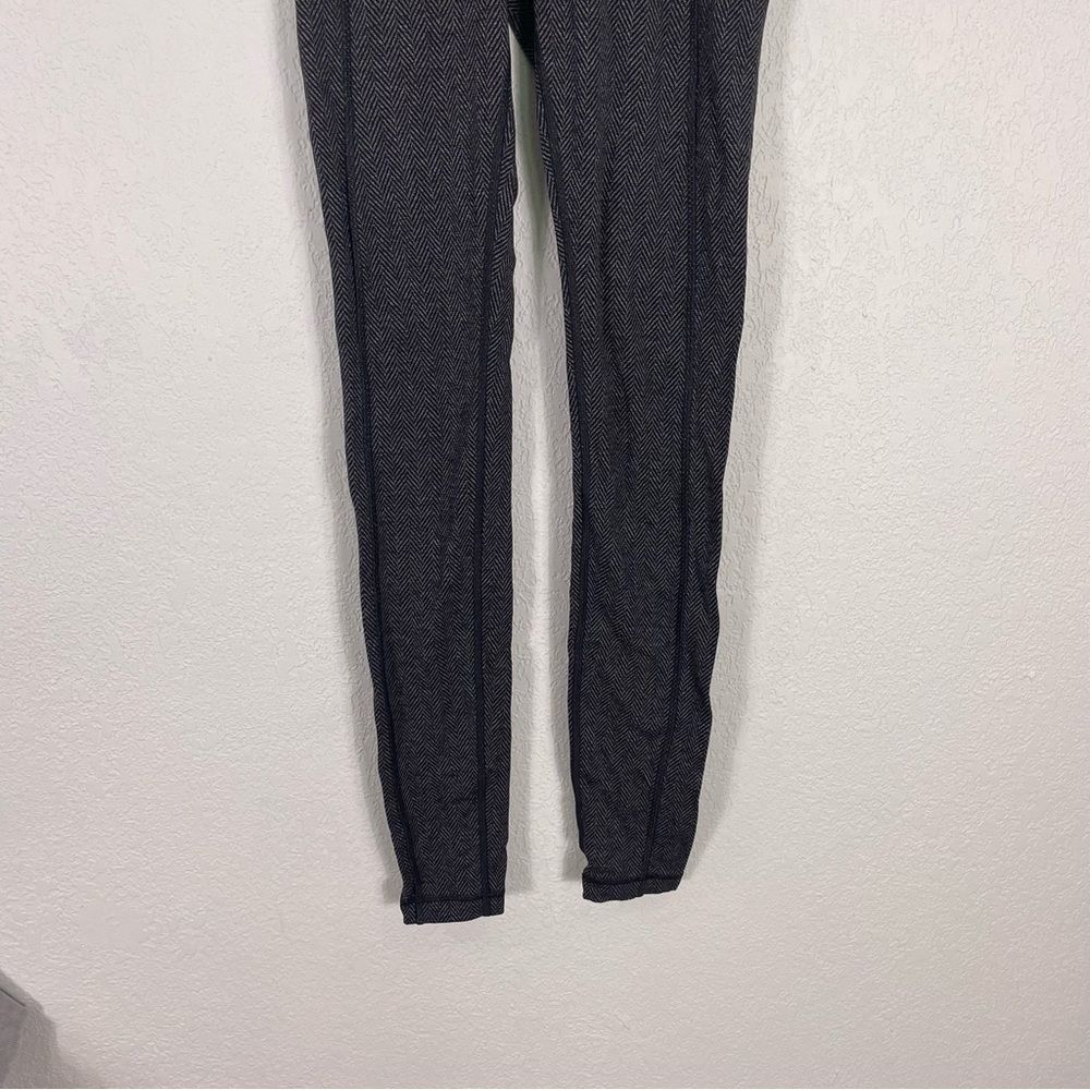 Lululemon Grey and Black Herringbone Leggings with Pockets - Picture 4 of 9